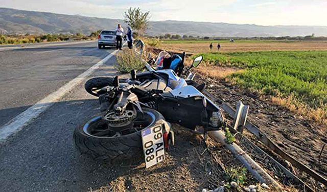 Viraja hızlı giren otomobil ve motosiklet ardı ardına kaza yaptı: 1 yaralı