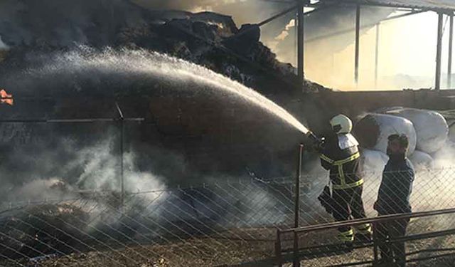 Kaynak makinesinden çıkan yangında 750 saman balyası kül oldu