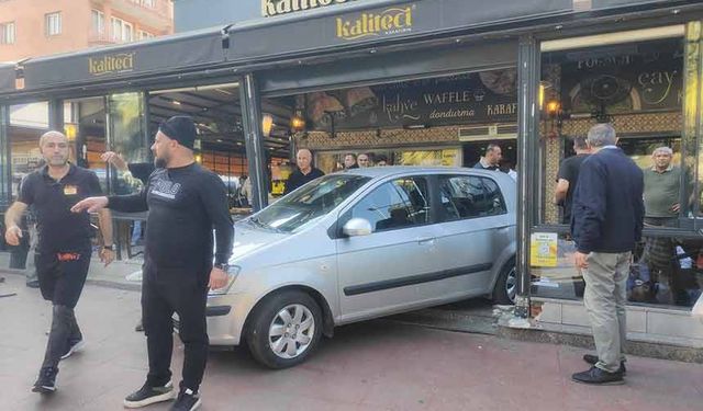 Otomobille kafeye daldı: 1'i ağır 4 yaralı