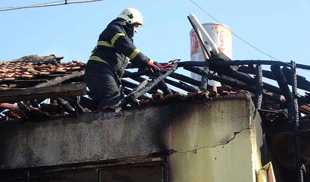 İki katlı müstakil evde yangın: 7'si çocuk 9 kişi dumandan etkilendi