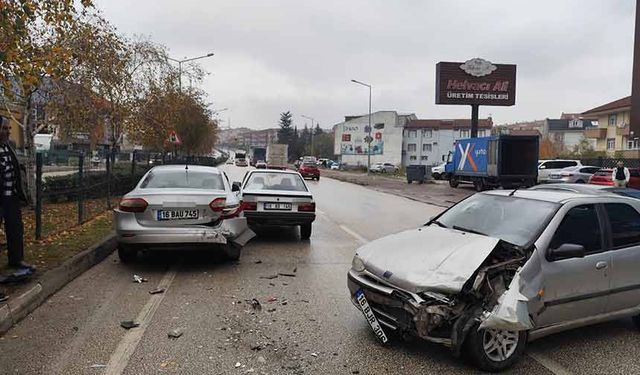 Zincirleme kazada 1’i bebek 3 kişi yaralandı