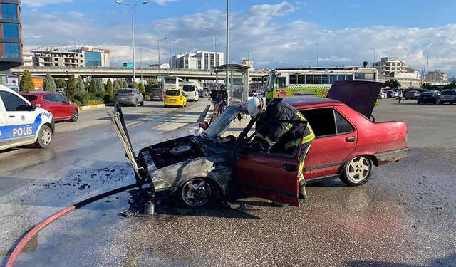 Otopark çıkışında alev alan otomobil kullanılamaz hale geldi