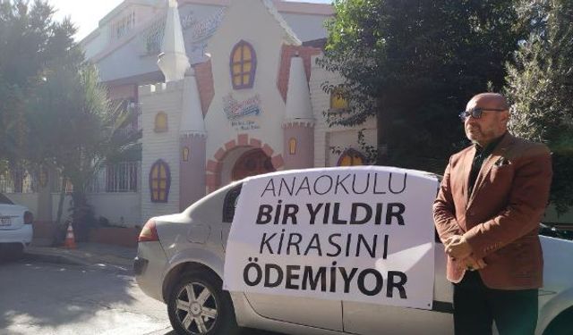 Anaokulu önünde şaşırtan pankart