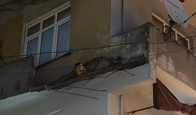 Balkon duvarı yola çöktü; ölümden saniyelerle kurtuldu