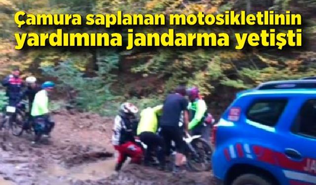 Çamura saplanan motosikletlinin yardımına jandarma yetişti