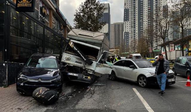 Freni boşalan kamyonet 5 araca çarparak durabildi