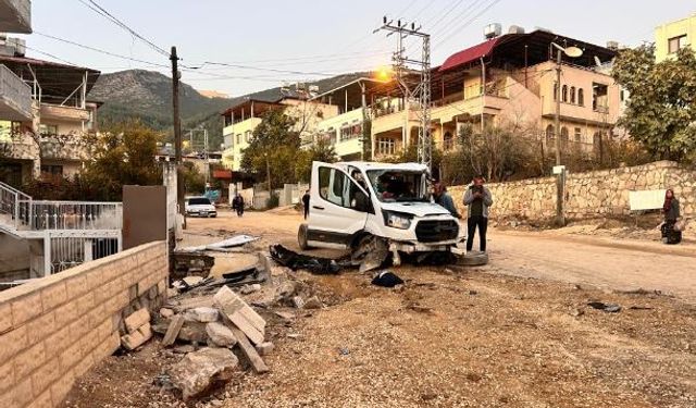 Freni patlayan kamyon 2 aracı biçti, ortalık savaş alanına döndü: 4 yaralı