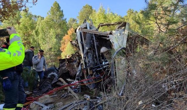 Freni patlayıp şarampole uçan hafriyat kamyonu hurdaya döndü