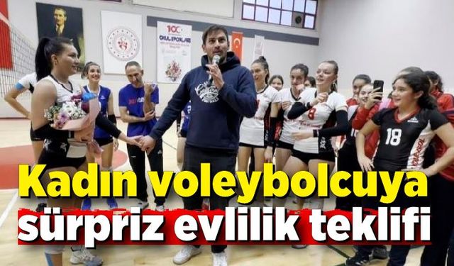 Kadın voleybolcuya sürpriz evlilik teklifi