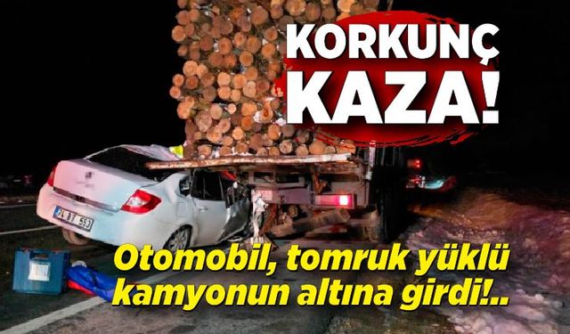 Otomobil, tomruk yüklü kamyonun altına girdi