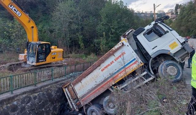 Kamyon altına aldığı otomobille dereye düştü, faciadan dönüldü