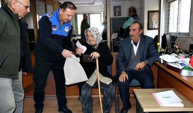 Yolda bulduğu para dolu çantayı sahibine ulaştırdı