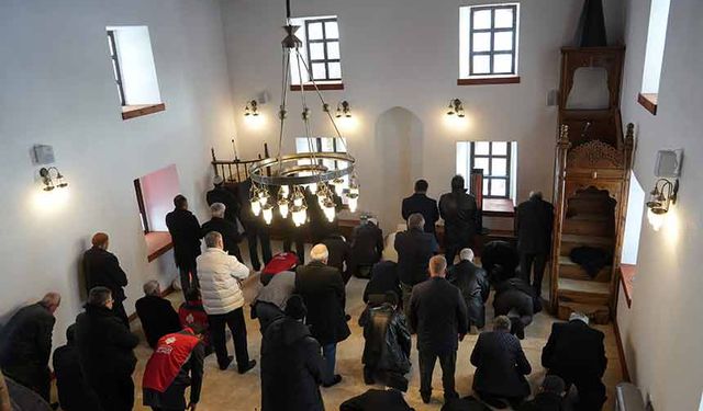 Yok olma riskiyle karşı karşıya olan tarihi cami yeniden ibadete açıldı