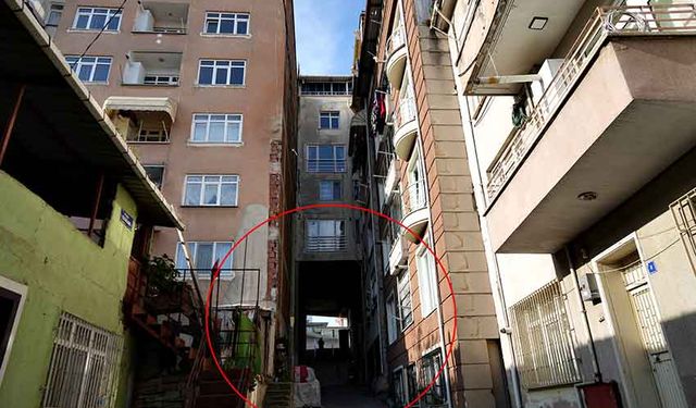 Karadeniz fıkrası gibi sokak; Altından sokak geçen apartman görenleri hayrete düşürüyor