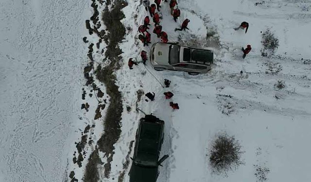 Kar üzerinde off-road yapan ekipler nefes kesti