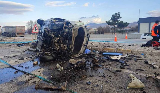 Konya'da kontrolden çıkan otomobilin refüje çarpması sonucu 3 kişi hayatını kaybetti.