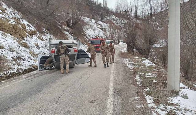 Otomobil buzlanan yolda takla attı: 2 yaralı