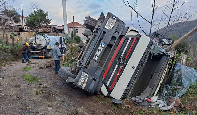 Beton mikseri devrildi, sürücü yara almadan kurtuldu