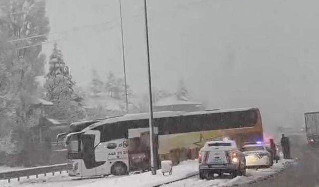 Yoğun kar yağışı trafiği felç etti: Kazalar ardı ardına geldi