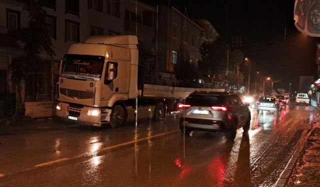 Önce traktöre sonra tıra çarptı: Burnu bile kanamadı