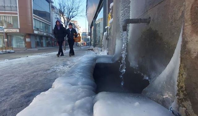 Erzurum buz tuttu, sokak çeşmeleri dondu