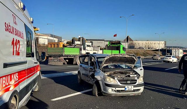 TEM'de otomobiller çarpıştı: 2 yaralı