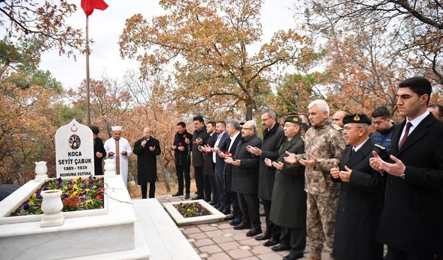 Seyit Onbaşı mezarı başında anıldı