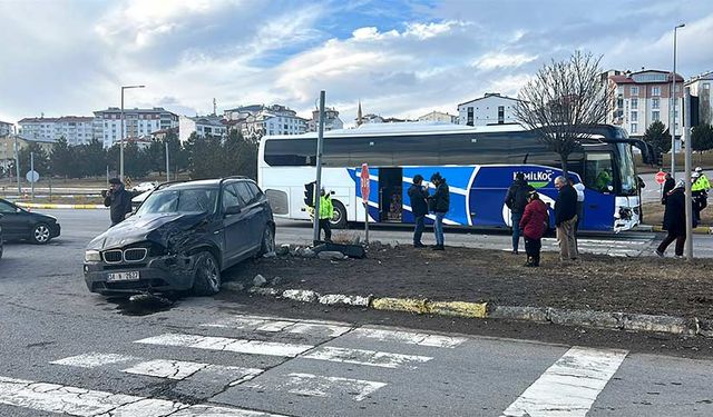 Yolcu otobüsü ile cip çarpıştı: 3 yaralı