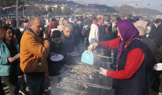 Binlerce vatandaş hamsi festivalinde buluştu: 10 ton hamsi tüketildi