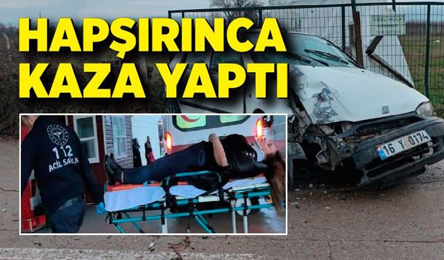 Sürücü hapşırırken kontrolünden çıkan otomobil çite çarptı; 2 yaralı