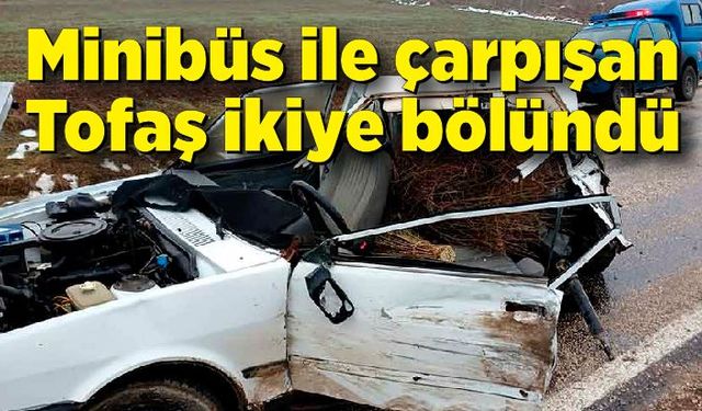 Minibüs ile çarpışan Tofaş ikiye bölünde: 3 yaralı