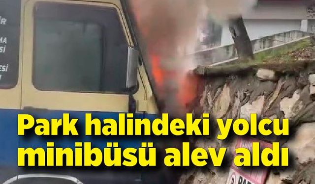 Durakta park halindeki yolcu minibüsü alev aldı