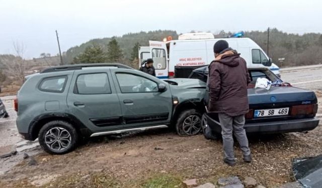 Tiyatro gösterisi için Kastamonu’ya gelen ekip kaza geçirdi