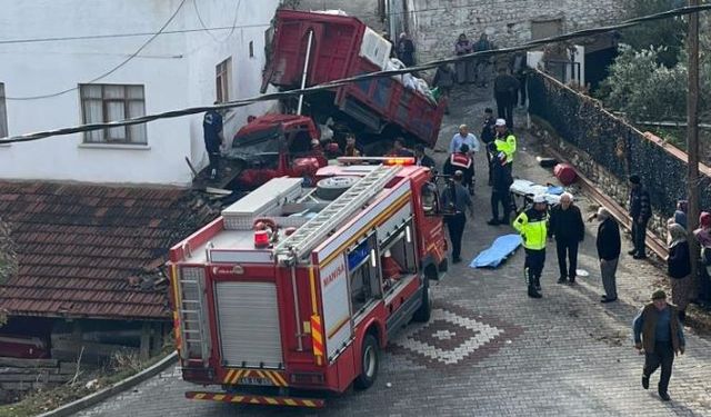 Zeytin yüklü kamyonet eve çarptı: 1 ölü, 2 yaralı