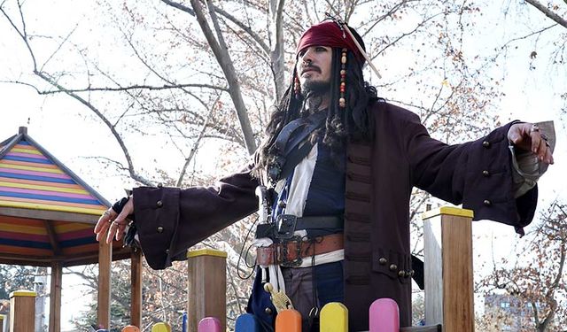 'Jack Sparrow' kostümüyle sokaklarda gezdi