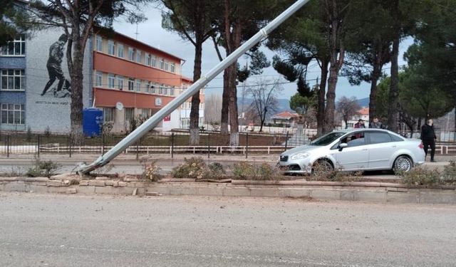 Otomobil aydınlatma direğine çarparak durabildi