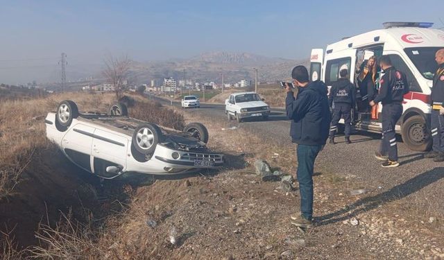 Otomobil devrildi, dede ve torunu yaralandı