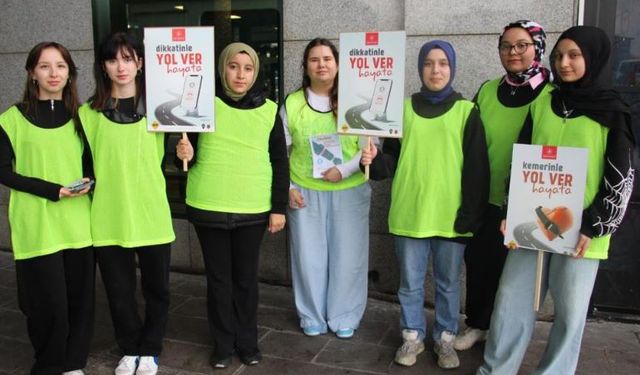 Öğrenciler trafik polisi oldu, yolcu ve sürücüleri uyardı