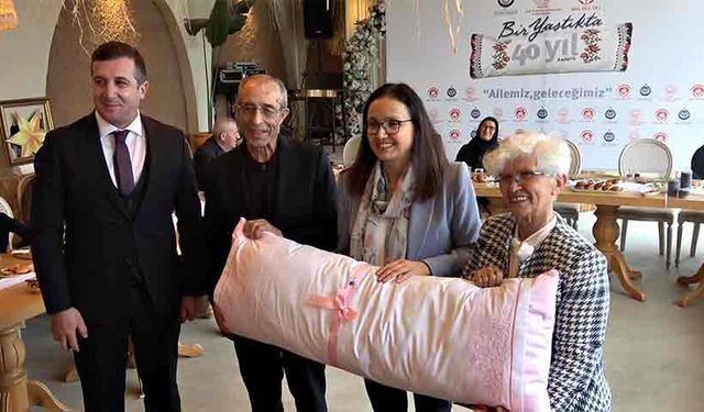 Evlilikte 40 yılı deviren çiftlere uzun yastık hediye