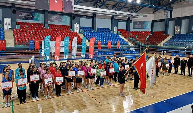 Badminton müsabakaları 18 takımın katılımıyla başladı