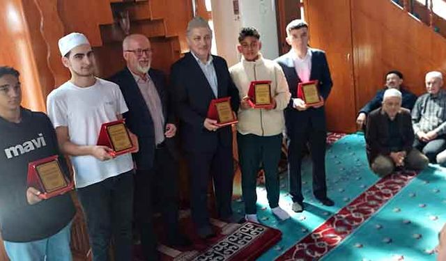 Devrek’te ilçe müftüsü ve hafız öğrencilere teşekkür plaketi takdim edildi