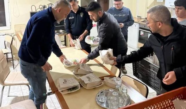 Muhtar vatandaşlara sahur yemeği dağıttı