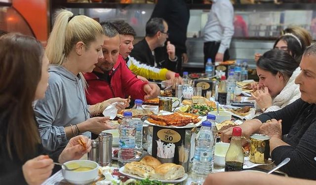 Adanalılar Ramazan'da da kebaptan vazgeçmiyor
