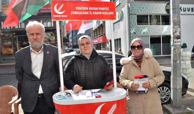 Yeniden Refah Partisi stand’da üye çalışması yapıyor