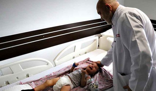 2 yaşındaki çocuğa, yanağından alınan yama ile idrar kanalı oluşturuldu