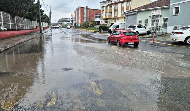 Sağanak yağış etkili oldu, sokaklar suyla doldu
