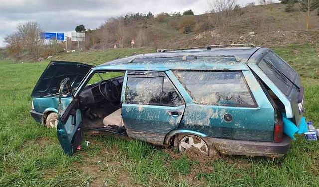 Tofaş tarlaya yuvarlandı: 3 yaralı