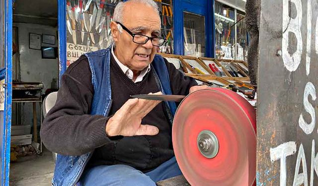 81 yaşındaki Erhan amca mesleğini bir türlü bırakamıyor