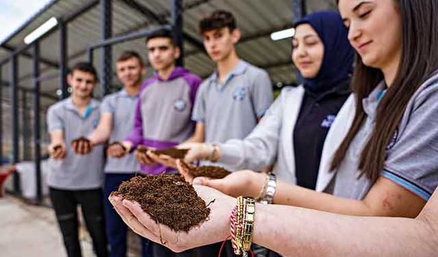 Organik atıklar komposta dönüşüyor