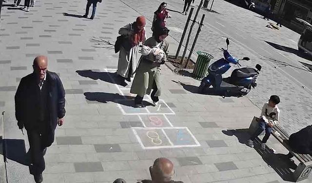 Kaldırımlardaki seksek oyununu gören genç-yaşlı onlarca vatandaş kendini tutamadı